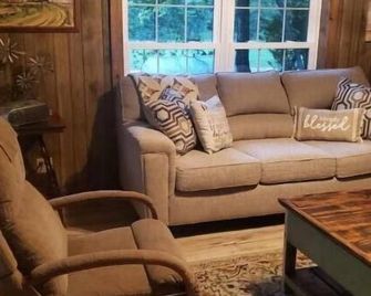 Shingle Mill Cabin on south fork of Caddo River - Caddo Gap - Living room
