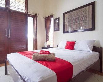 RedDoorz Syariah Near Ngade Lake - Ternate - Bedroom