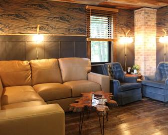 The Nauti Pelican! Steps from Lake Michigan's stunning beach- Your Dream Escape! - Kewaunee - Вітальня