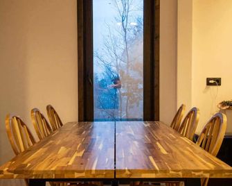 Peaceful 3-bedroom house in adorable Calatele Padure - Răchițele - Dining room