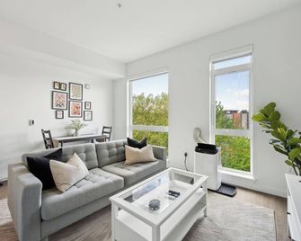 Top Floor Apt -minutes walk to Downtown Redmond/Marymoor in the heart of Redmond - Redmond - Living room