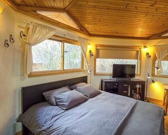 Kale's Cottage - King Bed, Private, Romantic Cottage - Paonia - Habitación