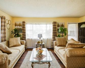 Centrally Located Compton Retreat: Patio & Grills - Compton - Living room