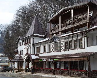 Conac Bavaria - Busteni - Будівля