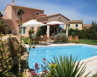Upscale villa near UZES, private swimming pool, enclosed grounds, Wifi. - Collias - Piscine