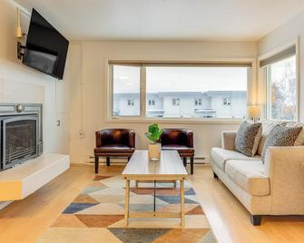 1 Mi to Dtwn Cozy Condo in Anchorage! - Anchorage - Living room