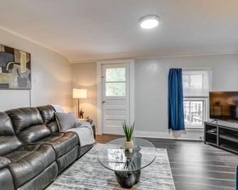 Pet-Friendly Auburn Apartment with Balcony! - Auburn - Living room