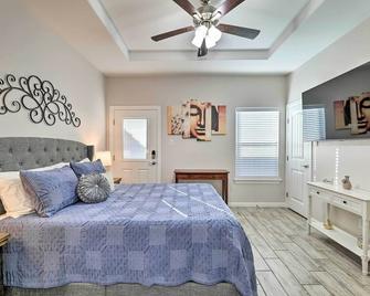 Sleek Edinburg Home Near Shopping and Hiking! - Edinburg - Bedroom