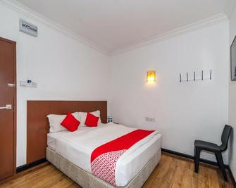 Switz Paradise Hotel - 5 minute walk to Centre Point and 10 minute walk to waterfront- - Kota Kinabalu - Bedroom