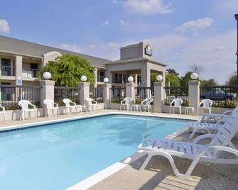 Days Inn & Suites by Wyndham Fort Valley - Fort Valley - Pool