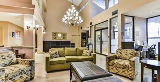 Comfort Inn & Suites Ambassador Bridge - Windsor - Living room