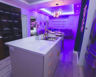 Modern Luxurious 2-bedroom Smart Apartment in Port of Spain with WiFi, AC - Port of Spain - Kitchen