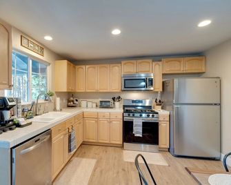 12 Mi to Apple Hill Family-Friendly Cabin Retreat - Pollock Pines - Kitchen