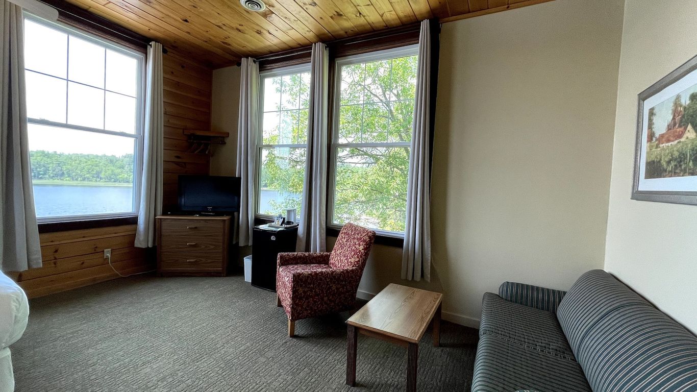 Hanging Horn Lakeside Resort