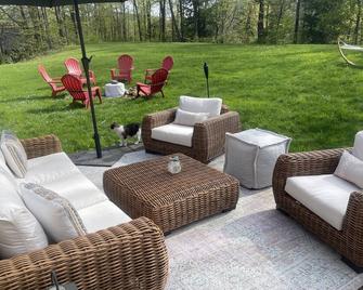 The Cairn, 1840s Cozy Stone Cottage, Pet Friendly - Chester - Patio