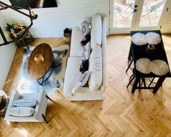 Escape + Enjoy Wellness in Serenbe - Pets Welcome + Golf Cart - Palmetto - Living room