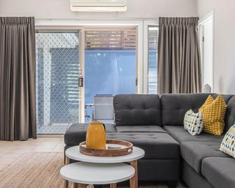 Hastings Cove Holiday Apartments - Cabarita Beach - Living room
