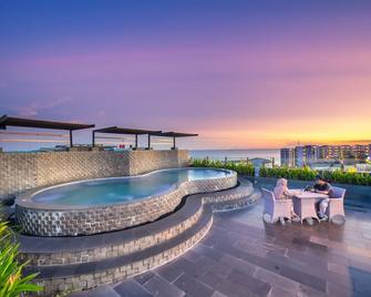 J Icon Hip Hotel - Balikpapan - Piscina