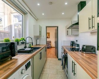 Tallis House, near City Centre, Sleeps 8 by NMB Property - Manchester - Cuina