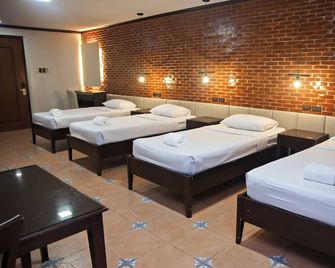 Vigan Plaza Hotel - Vigan City - Chambre