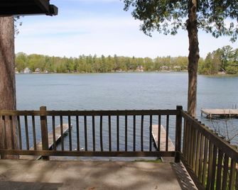 Waterfront Bellaire Style Cabins 20 Min from Downtown Traverse City - Cabin #3 - Traverse City - Balcony