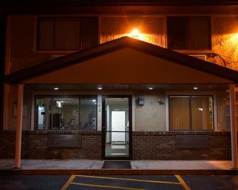 Super 8 by Wyndham Delmont - Delmont - Building