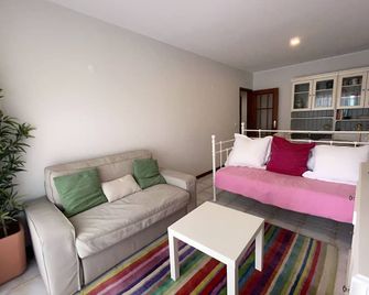 Cheap apartment in Vila do Conde, 2 minutes walk from the beach - Vila do Conde - Living room