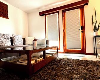 Longmont Getaway with Private Entrance - Longmont - Living room