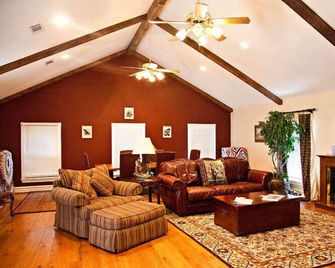 Lillian Farms Bed & Breakfast - Washington - Living room