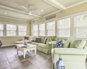 ~ 4 Mi to Dtwn: Chatham Home w/ Fire Pit - Chatham - Living room