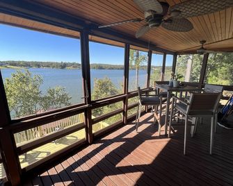 Stunning Lakefront 3 Bedroom with Dock and Deep Water! - Talladega - Varanda