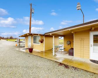 Cozy riverside cabin with kitchenette & laundry facilities - dog-friendly - Mount Vernon - Building