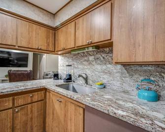 Newly Renovated Home Spacious Close 2 Hospital - San Bernardino - Cocina