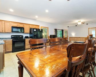 The Great Escape 421C- Fun, Lake Cumberland, Golf Carts, Pickleball, Pool - Burnside - Dining room