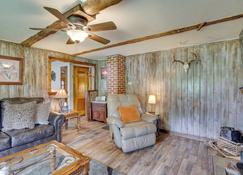 Cozy Sturgis Cabin Rental in Black Hills Forest! - Sturgis - Living room
