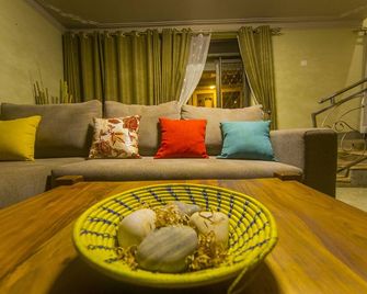 Victoria Breeze Apartments - Jinja - Living room