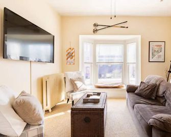 Historic Comfy Condo- Heart of Ellicottville, Self Checkin - Ellicottville - Sala de estar
