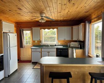 Close to Beach and Town of Souris. Quaint cottage with lovely log cabin feel. - Souris - Kitchen