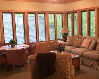 Beautiful Guest House Near The Smokey Mountains. Propery Is For Vacation. - Sapphire - Sala de estar
