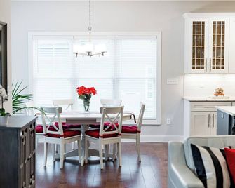 The Orchid, a Modern Clean Stress Free Stay in Forest VA - Forest - Comedor