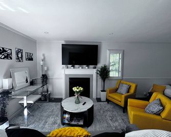 Mohegan Sun & Foxwoods Escape w/ Hot Tub, Pool, Golf, Norwich Spa Onsite! - Norwich - Sala de estar