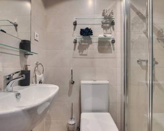 Livensa Living Pamplona Albergue Juvenil - Pamplona - Bathroom