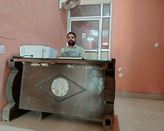 Hotel O Home Madhushala - Palwal - Front desk