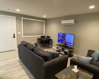 Updated Upstairs Space 5 min to Browns Park 1 - Spokane Valley - Living room