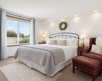 Farm Retreat | Peace, Views & Hot Tub Bliss - Lynden - Bedroom