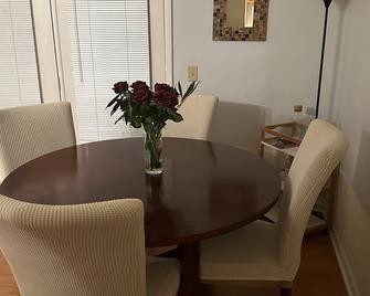 Cute Condo Near Cone Health - Greensboro - Dining room