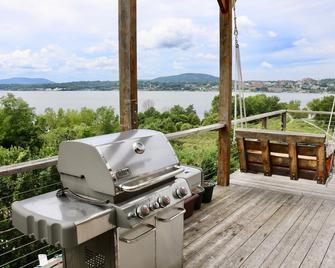 River & Mountain Views from Jacuzzi - near Metro North Train Station - Beacon - Balcón