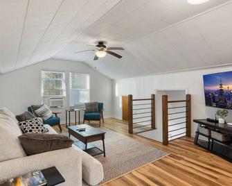 Cozy cottage nestled in the woods bordering beautiful Lake Cumberland - Somerset - Wohnzimmer