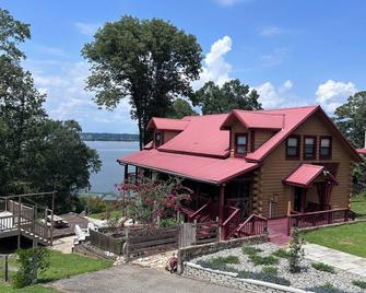 Lakefront log cabin over looking Walter George Reservoir, aka Lake Eufaula, Al - Eufaula - Edificio