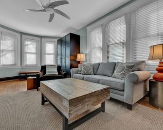 Oakley Square 3br Charmer - Total Walkability By RedAwning - Cincinnati - Living room